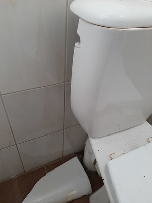 Prasklá toaleta pro personál